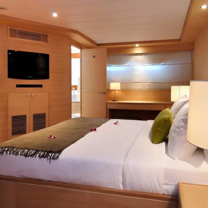 yacht charter - Baglietto 107